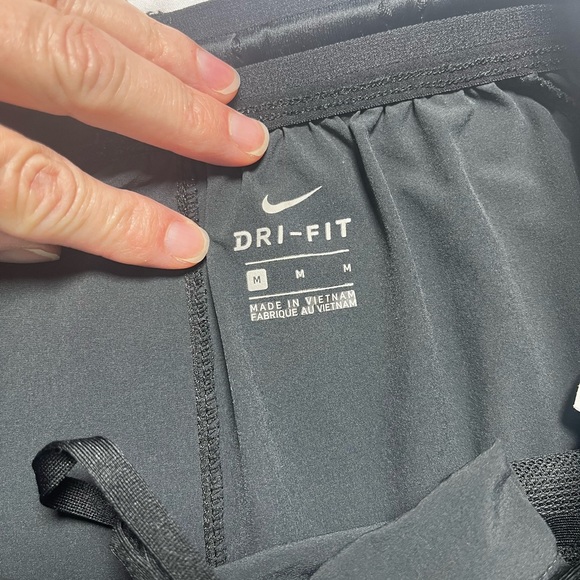 Nike Dri-Fit Women’s Capri Black Size Medium Drawstring Zip Pockets - Picture 8 of 16